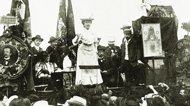 Fotografija: Rosa Luxemburg med govorom na mednarodnem socialističnem kongresu v Stuttgartu avgusta 1907. Foto: Akg-images