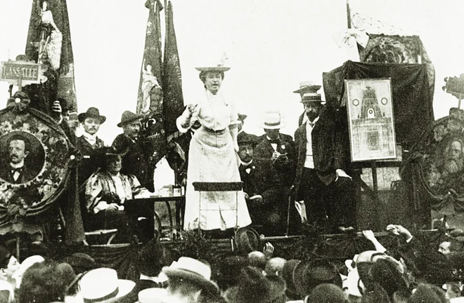 Rosa Luxemburg med govorom na mednarodnem socialističnem &shy;kongresu v Stuttgartu avgusta 1907. Foto: Akg-images