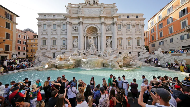 Fotografija: Vodnjak Trevi je biser baročne arhitekture, vsako leto ga obišče več milijonov turistov. FOTO: Max Rossi/Reuters