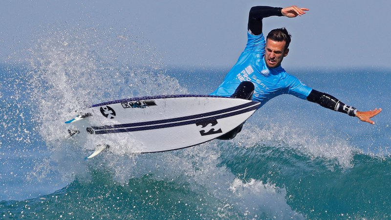 Fotografija: Izraelski surfar Gil Keren v akciji na kvalifikacijah SEAT Pro v izraelskem mestu Netanya. Foto Jack Guez Afp