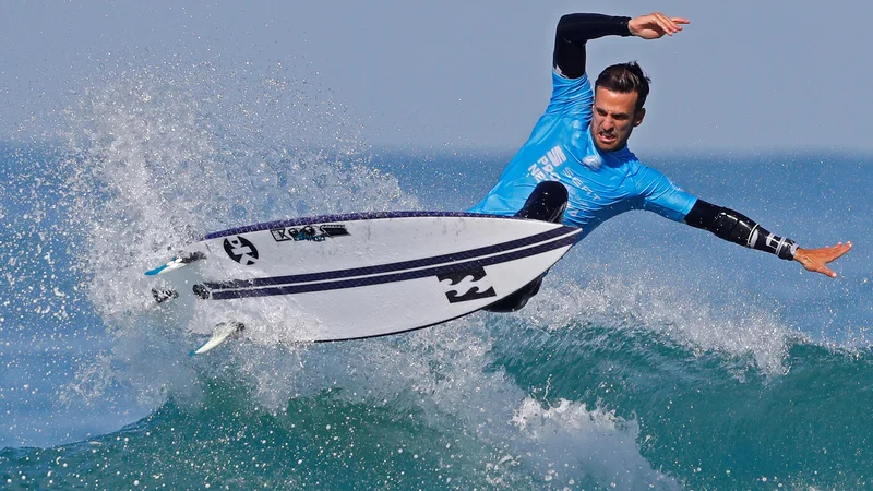 Fotografija: Izraelski surfar Gil Keren v akciji na kvalifikacijah SEAT Pro v izraelskem mestu Netanya. Foto Jack Guez Afp
