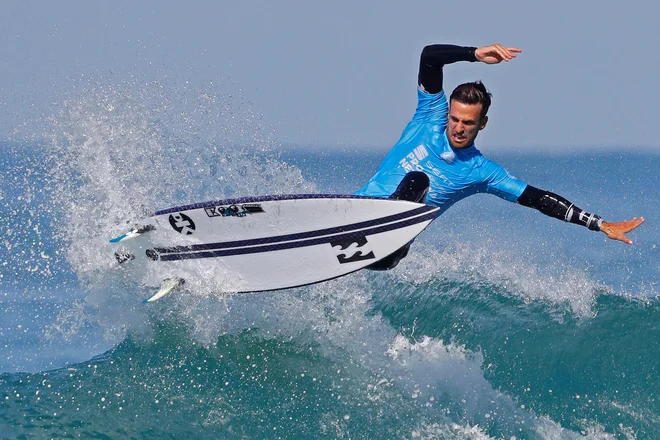 Izraelski surfar Gil Keren v akciji na kvalifikacijah SEAT Pro v izraelskem mestu Netanya.&nbsp;Foto Jack Guez Afp