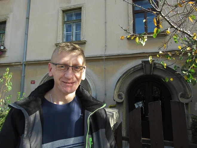 Štefan Plavčak pričakuje, da bodo njihova stanovanja odkupili in stanovalce preselili drugam ali pa odstranili črni gradnji orodjarne. FOTO: Špela Kuralt/Delo