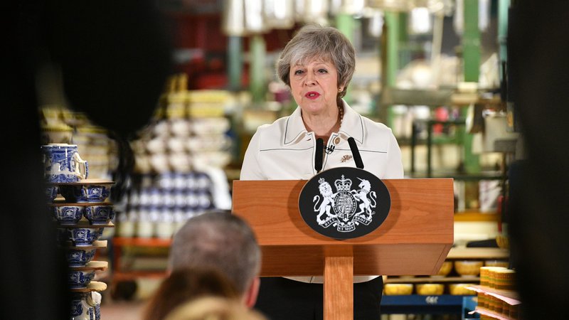 Fotografija: Britanska premierka Theresa May je med obiskom tovarne v kraju Stoke-on-Trent, kjer je več kot dve tretjini volivcev leta 2016 podprlo izstop države iz EU, opozorila, da bi preložitev brexita ali celo obstanek Združenega kraljestva v Uniji pomenila katastrofalne posledice za britansko demokracijo. FOTO: AFP
