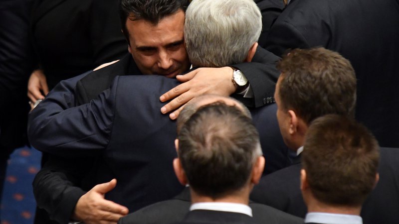 Fotografija: Makedonski premier Zoran Zaev je po potrditvi sporazuma z Grčijo čestital poslancem. FOTO: Tomislav Georgiev/Reuters