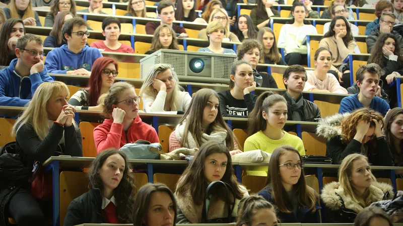 Fotografija: Čeprav se je letošnje študijsko leto že prevesilo v drugo polovico, se študenti ukvarjajo predvsem z eksistenčnimi vprašanji. Foto Jure Eržen