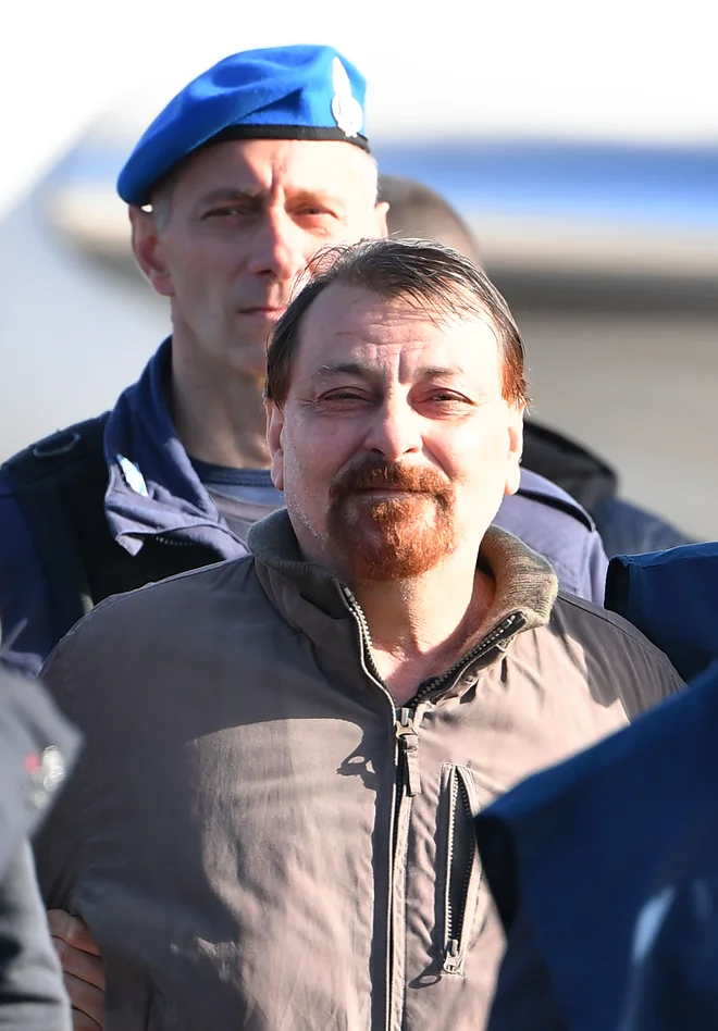 Na letališču v Rimu je nekdanjega terorista pričakal tudi presrečni italijanski notranji minister, vodja skrajno desne Lige Matteo Salvini, in se veselil, da bo Cesare Battisti od zdaj naprej »gnil v zaporu«. FOTO: AFP
