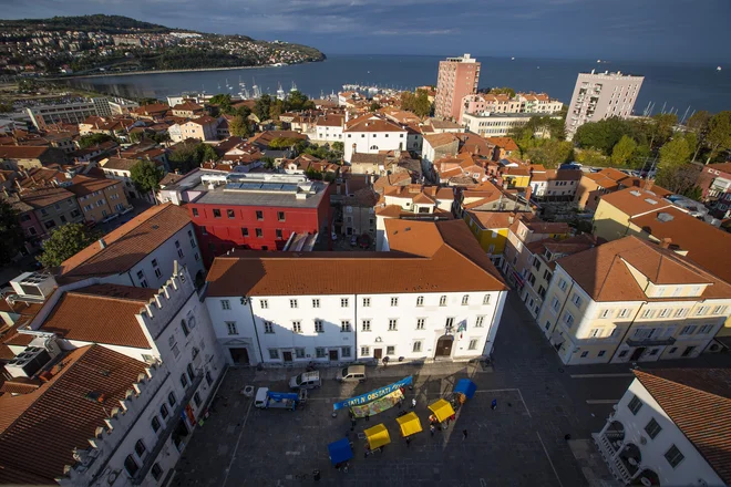 V Kopru včasih radi snemajo naskrivaj. FOTO: Jože Suhadolnik/Delo