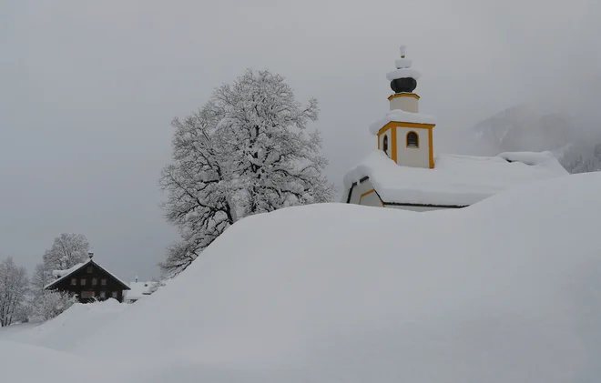 Skoraj povsem zasuta cerkev v Spodnji Avstriji. FOTO: Leonhard Foeger/Reuters