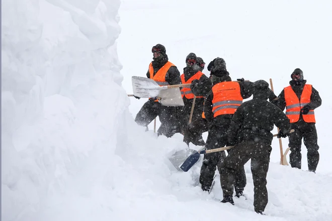 V šestih zveznih deželah Avstrije naj bi bilo v pripravljenosti okoli 900 vojakov. FOTO: Alex Halada/Afp