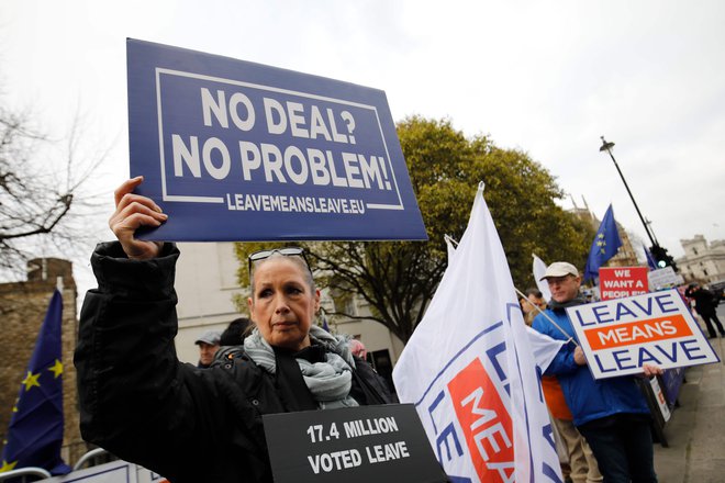 Zagovorniki brexita brez dogovora demonstrirajo pred britanskim parlamentom. FOTO: Tolga AKMEN / AFP