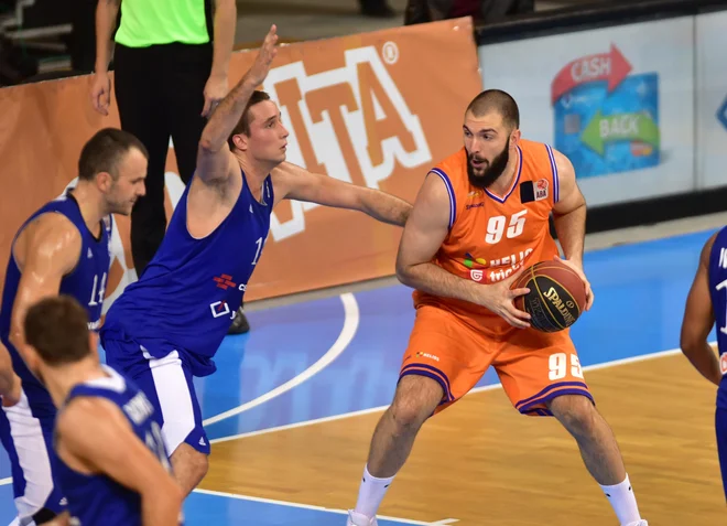 Center Đoko Šalić je bil močan adut Heliosa proti Šentjurju. FOTO: ABA