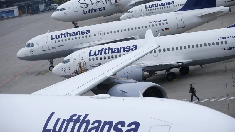 Fotografija: Fraport, ki upravlja z letališčem v Frankfurtu, je za danes odpovedal 470 poletov. FOTO: Reuters