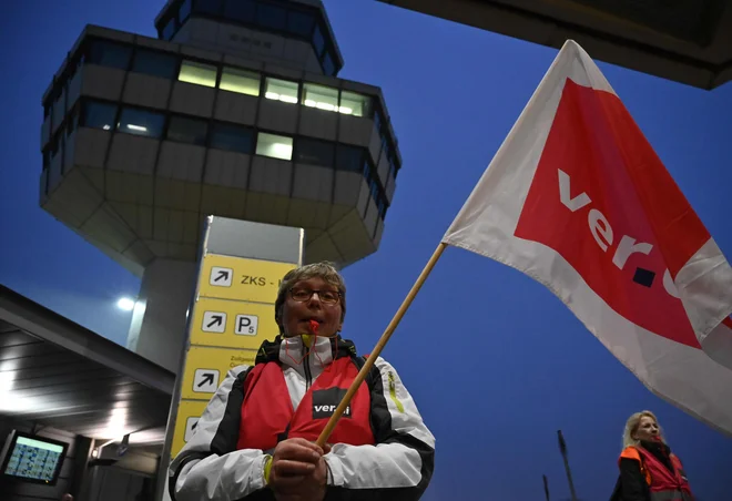 Sindikat Verdi zahteva, da se urna postavka varnostnih delavcev zviša z 20 na 23 evrov. FOTO: Tobias Schwarz/Afp