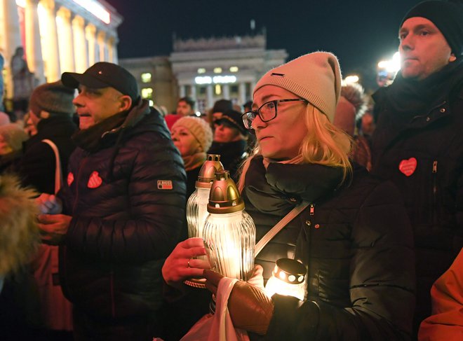 Na tisoče ljudi se je zbralo na shodu proti nasilju in sovražnosti. FOTO: Janek Skarzynski/AFP