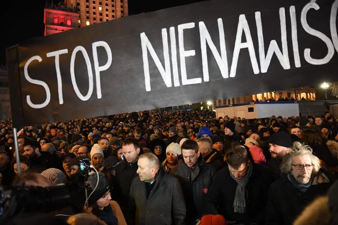 Na tisoče ljudi se je zbralo na shodu proti nasilju in sovražnosti. FOTO: Janek Skarzynski/AFP