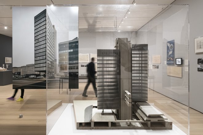 »Kozmopolitski minimalizem je zenit dosegel z vitko stavbo S2 Milana Miheliča v Ljubljani, ki je tako prefinjena kot karkoli drugega v Chicagu ali New Yorku,« so zapisali v Financial Timesu. Fotografije arhiv Mome
