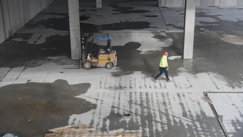 Fotografija: Rast gradbeništva poganja tudi gradnja proizvodnih in logističnih objektov. Na fotografiji delavec na gradbišču obrata Lonstroffa v Logatcu. FOTO: Uroš Hočevar/Delo