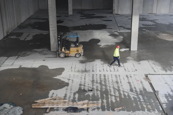 Rast gradbeništva poganja tudi gradnja proizvodnih in logističnih objektov. Na fotografiji delavec na gradbišču obrata Lonstroffa v Logatcu. FOTO: Uroš Hočevar/Delo