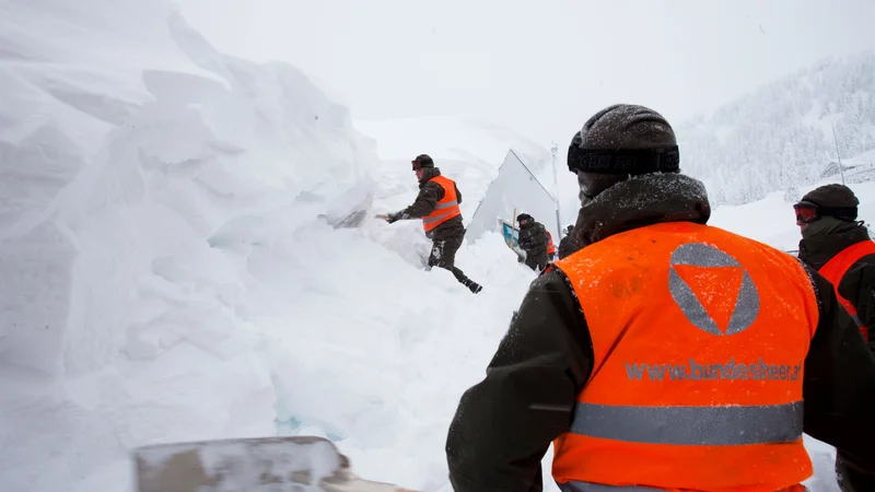 Fotografija: Soldiers of the Austrian Armed Forces shovel snow at the valley station of the Hochkar cable car at 1380 meters above sea level in Hochkar, Lower Austria on January 13, 2019. - The area around Hochkar in Lower Austria, 150 km west of Vienna, is a disaster area due to snow depths of more than 3.5 m. (Photo by ALEX HALADA / AFP)