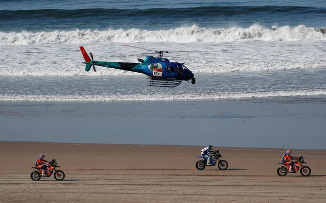 Peta etapa je bila za voznike malo bolj egzotična, saj je del poti potekal kar po prostranih peščenih plažah. Foto Carlos Jasso Reuters