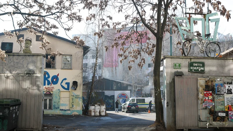 Fotografija: Eno osebo so zaradi vdihavanja dima odpeljali v bolnišnico. FOTO: Marko Feist