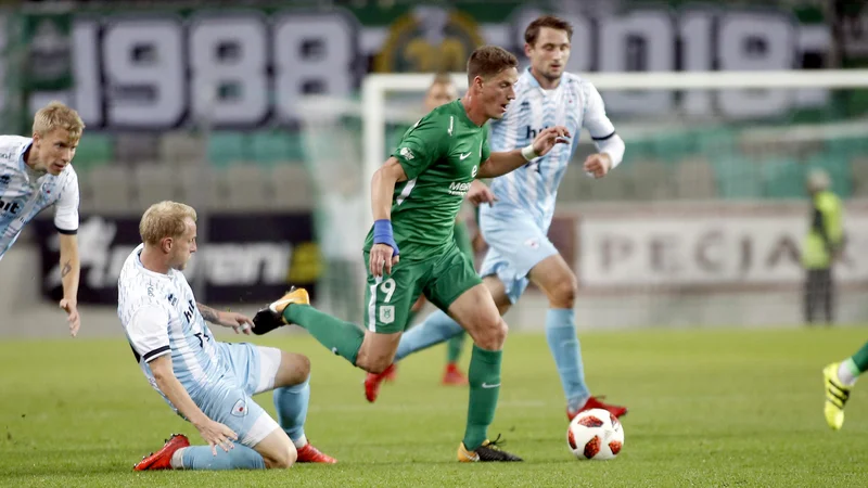 Fotografija: Po odlični jeseni in preporodu se Andreju Vombergarju (v sredini) na Dunaju odpirajo vrata nogometnega raja, medtem ko se Roku Kronavetru v Ljubljani zapirajo. FOTO: Roman Šipić/Delo