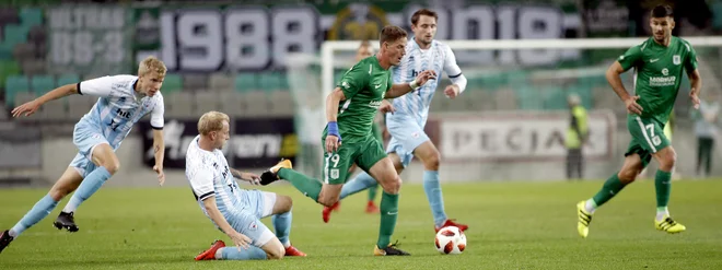 Po odlični jeseni in preporodu se Andreju Vombergarju (v sredini) na Dunaju odpirajo vrata nogometnega raja, medtem ko se Roku Kronavetru v Ljubljani zapirajo. FOTO: Roman Šipić/Delo