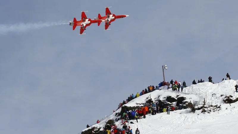 Fotografija: Prirediteljem v Wengnu nagaja novozapadli sneg. FOTO: Ruben Sprich/Reuters