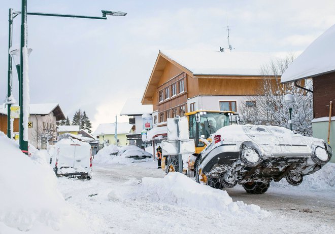 V kraju Ramsau am Dachstein blizu Schladminga je 60 ljudi komaj ušlo snežnemu plazu, ki je zajel dve zgradbi in hotel. Materialna škoda je ­velikanska, na srečo so jo vsi odnesli brez poškodb. FOTO: AFP