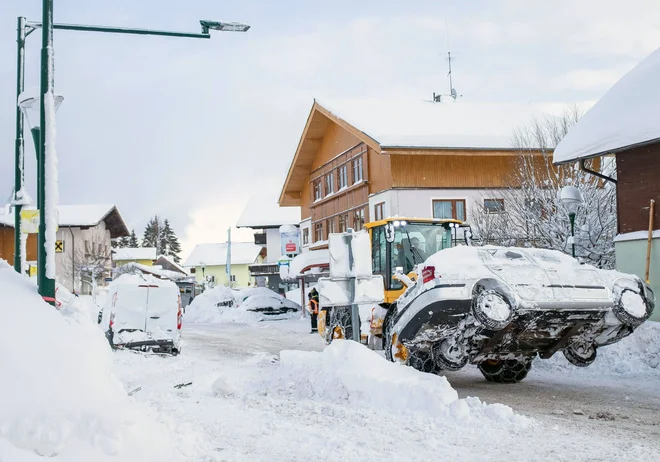 V kraju Ramsau am Dachstein blizu Schladminga je 60 ljudi komaj ušlo snežnemu plazu, ki je zajel dve zgradbi in hotel. Materialna škoda je ­velikanska, na srečo so jo vsi odnesli brez poškodb. FOTO: AFP