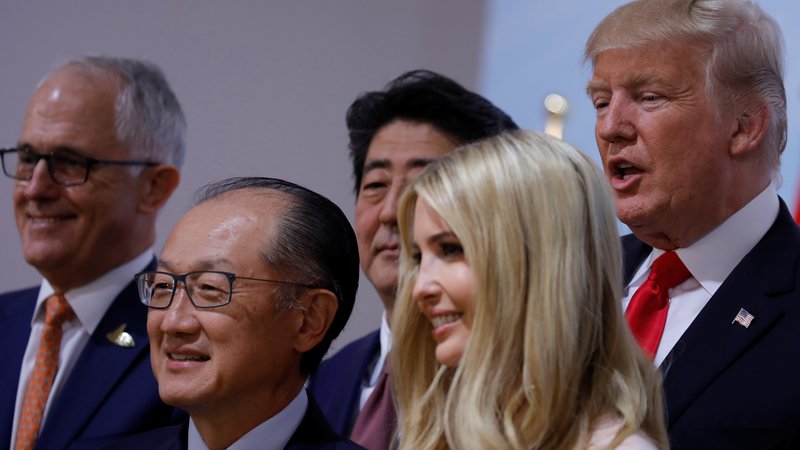 Fotografija: Glavno besedo o nasledniku odstopljenega predsednika Svetovne banke Jim Yong Kima (drugi z leve) bo imela hči predsednika Trumpa Ivanka. FOTO REUTERS