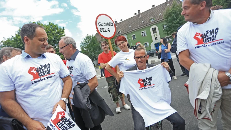 Fotografija: Pred dvema letoma so protestirali na Ravnah na Koroškem. Bodo danes v Ljubljani? FOTO: Tadej Regent/Delo