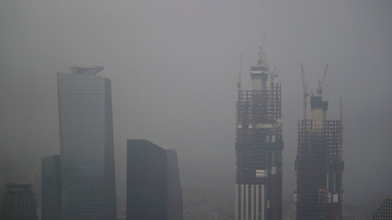 Fotografija: Fini delci v onesnaženem zraku precej povečujejo tveganje za pojav pljučnega raka, so ugotovili znanstveniki na Državni univerzi v Seulu. FOTO: Kim Hong-ji/Reuters