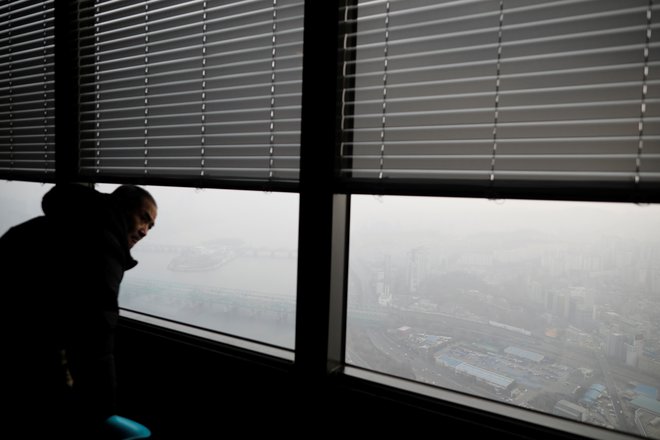 Televizija Jonhap trdi, da je onesnažen zrak prišel iz sosednje države, nekateri drugi mediji krivijo sežigalnice odpadkov na kitajski vzhodni obali. FOTO: Kim Hong-ji/Reuters