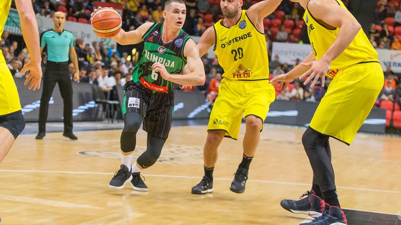 Fotografija: Jan Špan (z žogo) je v Belgiji prekosil Dušana Đorđevića (ob njem). FOTO: FIBA
