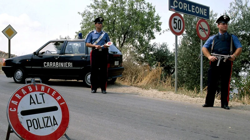 Fotografija: Med številnimi, ki so se zgražali zaradi odprtja nove restavracije, je bil tudi župan mesta Corleone Nicolo Nicolosi. FOTO: Tony Gentile/Reuters