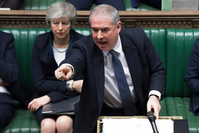 Glasovanje v britanskem parlamentu je zaokrožilo osem dni razprave o ločitvenem sporazumu z EU. Na fotografiji sta britanski državni pravobranilec Geoffrey Cox in britanska premierka Theresa May. FOTO: Jessica Taylor/Afp