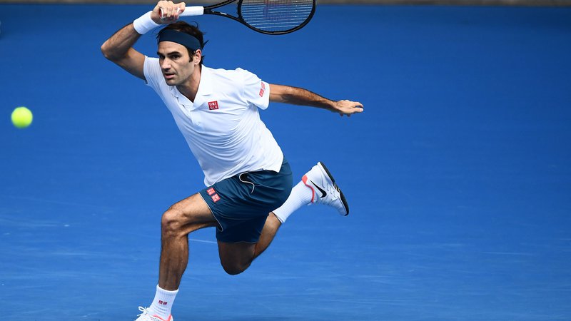 Fotografija: Roger Federer je na svojem jubilejnem, 20. turnirju za veliki slam v Avstraliji, uspešno preskočil prvi dve oviri. FOTO: AFP