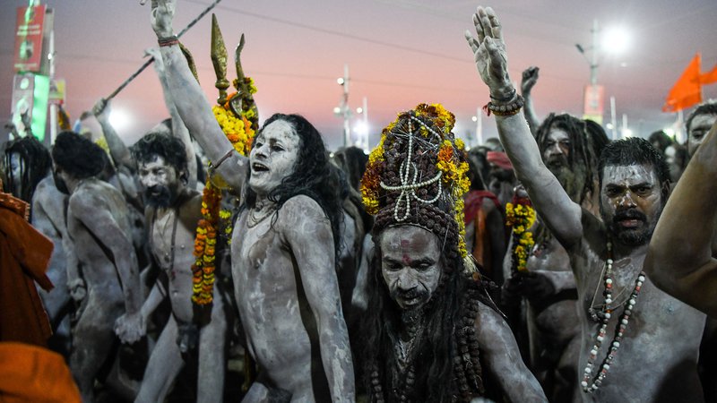 Fotografija: Hindujski sveti možje na festivalu Kumbh Meli v Allahabadu. Indijski državni organi pričakujejo 12 milijonov obiskovalcev, ki bodo prišli na stoletni festival, ki se je uradno začel 15. januarja in so bo končal v začetku marca.Foto Chandan Khanna Afp