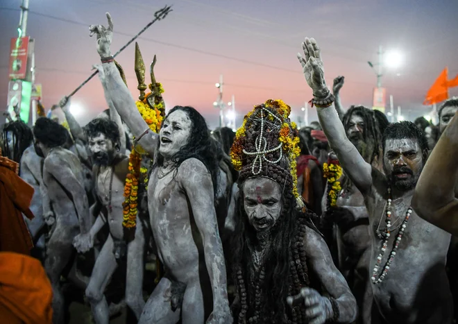 Hindujski sveti možje na festivalu Kumbh Meli v Allahabadu. Indijski državni organi pričakujejo 12 milijonov obiskovalcev, ki bodo prišli na stoletni festival, ki se je uradno začel 15. januarja in so bo končal v začetku marca.Foto Chandan Khanna Afp