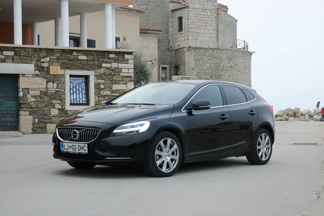 Volvo V40 je pred dvema letoma in pol prestal kozmetično in motorno pomladitev, s katero ob sodobni opremi in spodobni ceni lažje sledi mlajšim in nasploh bolj svežim tekmecem. FOTO: Bruno Kuzmin