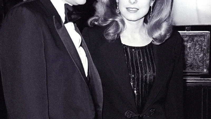 Fotografija: Yves Saint Laurent s Catherine Deneuve leta 1982 ob praznovanju 20. obletnice delovanja modne hiše YSL Foto Jean-Luce Huré Foto www.christies.com