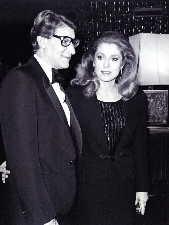 Yves Saint Laurent s Catherine Deneuve leta 1982 ob praznovanju 20. obletnice delovanja modne hiše YSL Foto Jean-Luce Huré Foto www.christies.com