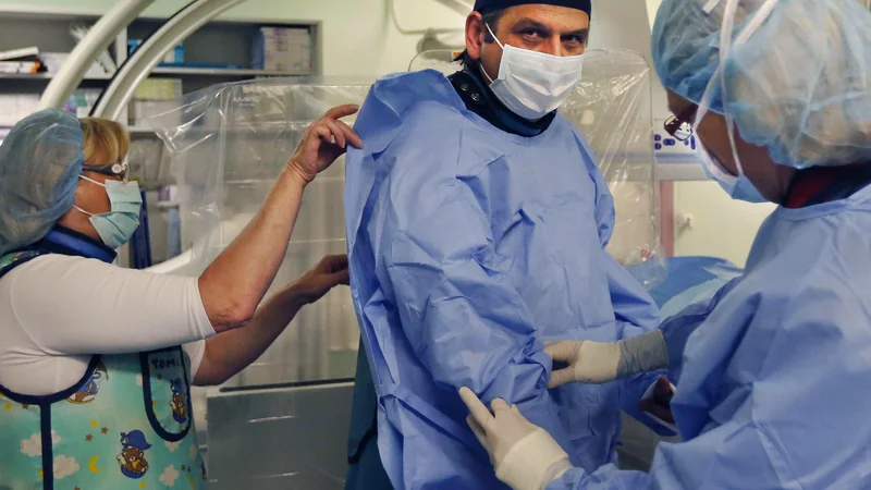 Fotografija: V ljubljanskem kliničnem centru so Zorana Miloševiča že po preiskavah iz 2014. umaknili iz vseh komisij za razpise. Foto Aleš Černivec