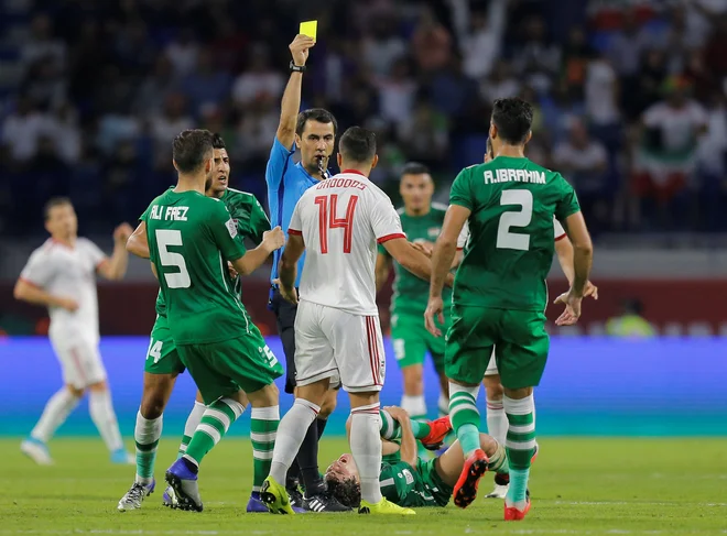 Nogometni derbi med Iranom in Irakom je bil čustven in napet, sodnik Ravpšan Irmatov bi lahko v tej akciji izključil enega od Irancev. FOTO: Reuters