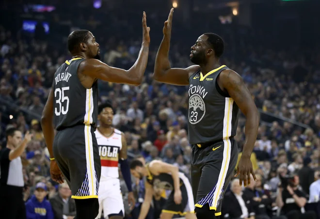 Sta sprta Kevin Durant (levo) in Draymond Green zakopala bojno sekiro? FOTO: AFP