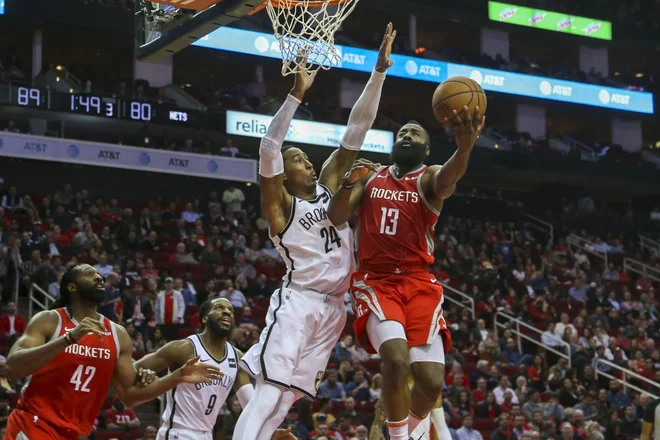 Houstonov ostrostrelec James Harden (levo) je metal z vseh položajev, a tudi njegov revolveraški slog, začinjen z 58 točkami, Houstunu ni prinesel nič drugega kot poraz. FOTO: Reuters