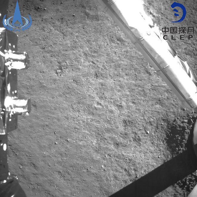 Kitajska, ki vlaga milijarde evrov, da bi postala vesoljska velesila, je postavila velik mejnik v raziskovanju vesolja. Plovilo Chang‘e 4 je namreč prvo, ki je pristalo na »temni« strani Lune. FOTO: AFP