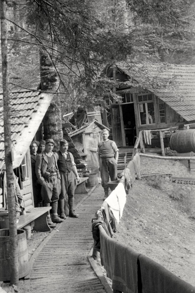 Bolnica Vinica leta 1944. Foto dr. Janez Milčinski, hrani Muzej novejše zgodovine Slovenije